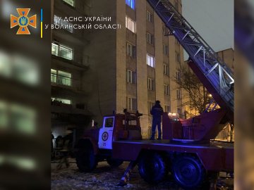 У Луцьку горів гуртожиток: врятували трьох студентів, які не могли вийти самотужки, ще 76 людей евакуювали