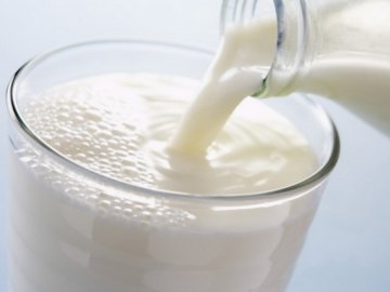 Луцька влада закликає не купувати молоко з пластикових пляшок