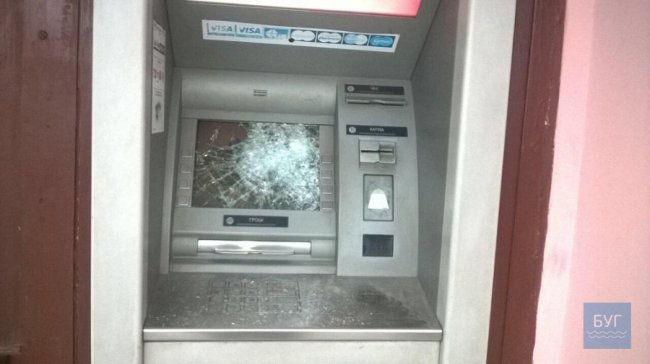 Розвалили банкомат і потрощили вікна: у волинському місті – нічний погром. ФОТО
