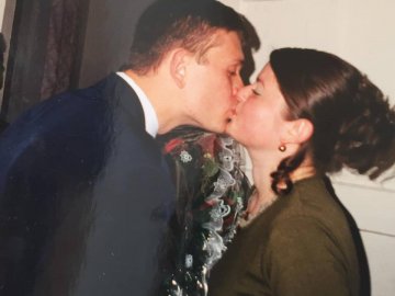 Волинський священик зворушив мережу архівними фото з коханою