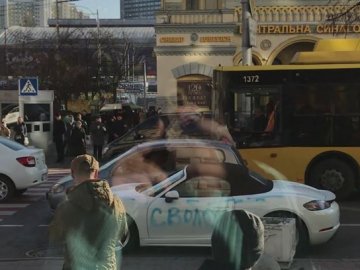 У Києві жінка серед білого дня побила сокирою елітну автівку. ВІДЕО