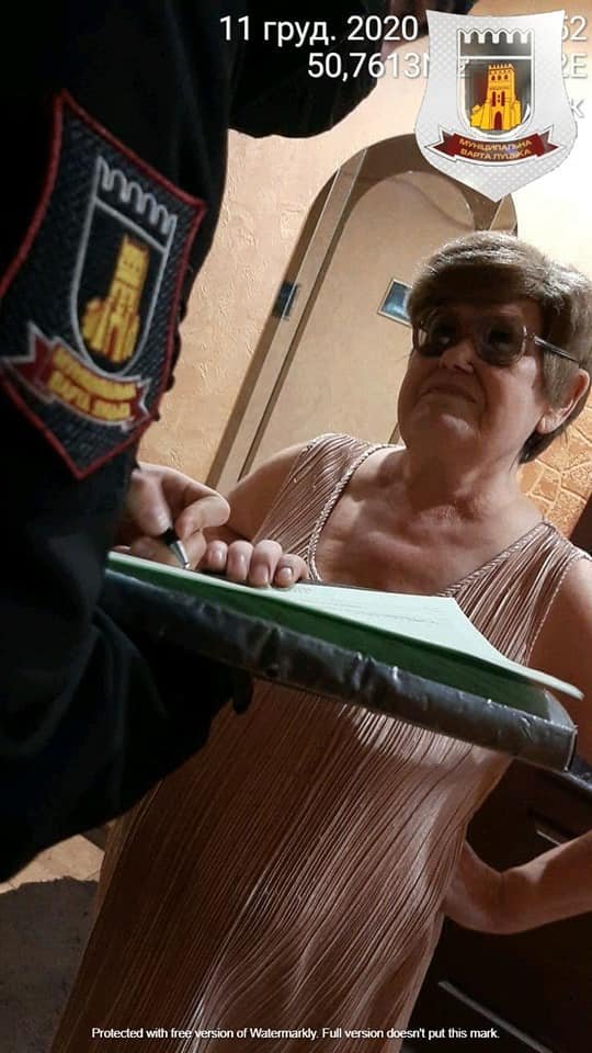 У Луцьку викрили жінку, яка вдома продає сурогат. ФОТО