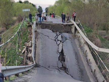 Обвалення мосту на дорозі Луцьк-Львів: у МВС розповіли як об’їхати місце