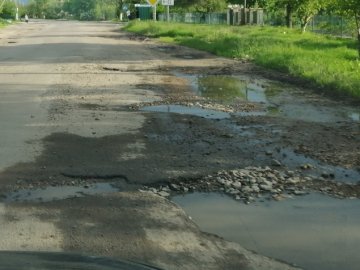 Лучани просять відремонтувати дорогу на виїзді з міста. ФОТО
