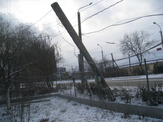 У Луцьку після аварії бетонний стовп нависає над парканом. ФОТО