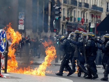 Заворушення в Парижі: поранені троє поліцейських