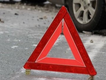 Аварія на Волині:  Mercedes врізався у бетонний паркан