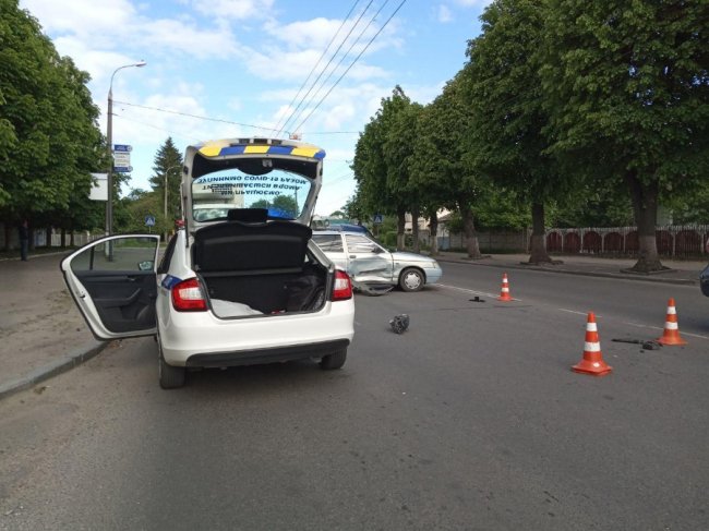 Ранкова аварія у Луцьку: зіткнулись вантажівка та легковик. ФОТО