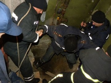 Смертельний колодязь:  у Чернігові жінка загинула, впавши у комунікації підвалу