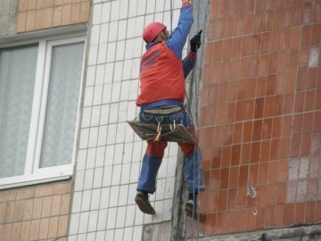 Міський голова Луцька закликав утеплювати панельні будинки професійно