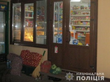 Озброєний злодій погрожував підірвати магазин на Львівщині. ФОТО