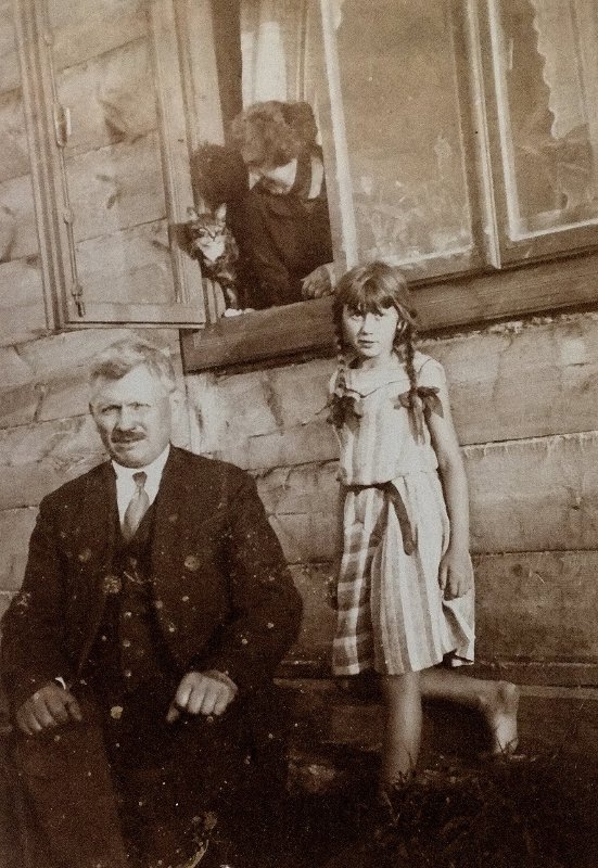 Родина Станчуків з наймолодшою донькою Ядзьою, 1920-ті роки, Луцьк