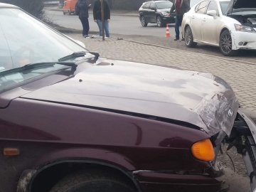 Аварія в Луцьку: зіткнулися Lexus і Лада. ФОТО