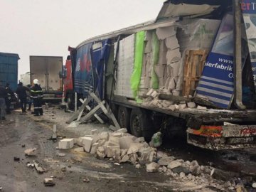 Масштабна аварія на Рівненщині: зіткнулись 7 автівок