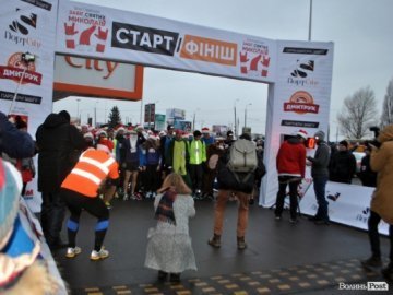 Благодійність і спорт: у Луцьку бігали «Святі Миколаї»