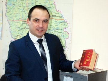 Як виглядає скромний кабінет депутата Луцькради Романа Романюка