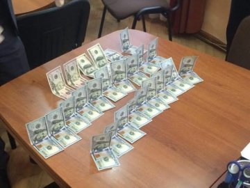 Київський поліцейський запропонував своєму керівнику 10 тис. доларів хабаря