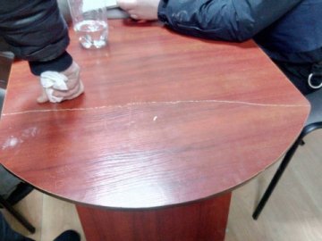Лучанин розламав стіл поліцейським, бо його не пустили в нічний клуб