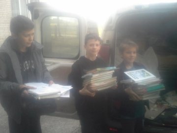 У Нововолинську школярі збирали макулатуру для допомоги армії. ФОТО