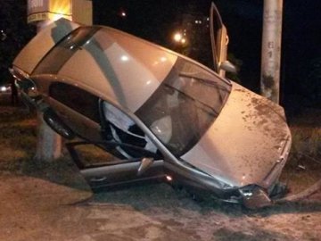 У Києві автівка вилетіла з дороги. ФОТО