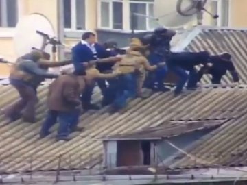 З’явилося відео, як Саакашвілі знімали з даху