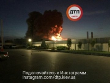 На Київщині – масштабна пожежа на фармацевтичному заводі