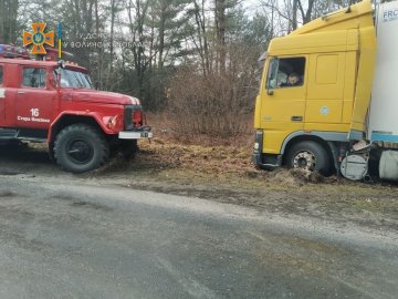 На Волині вантажівка з'їхала на узбіччя і повністю перегородила дорогу: витягували рятувальники