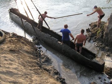 Унікального човна, що знайшли на Волині, вдалося дістати з води. ФОТО 