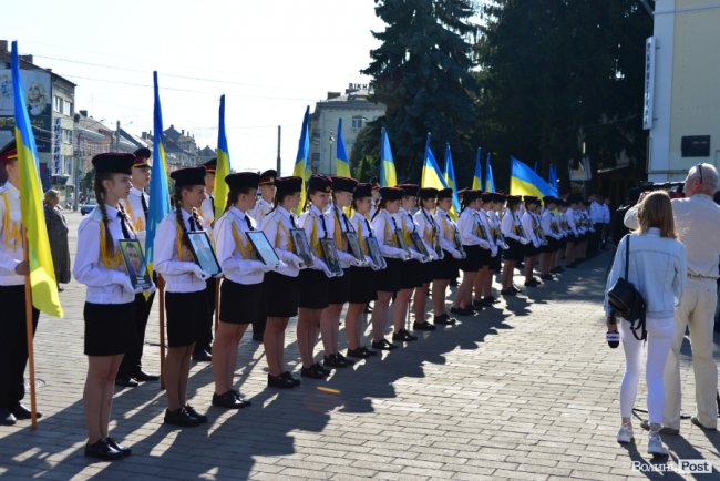 На День Незалежності у Луцьку урочисто вшанували героїв. ФОТО