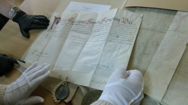 Волинський архів оцифрував історично цінні документи, серед них – листи Римських Пап