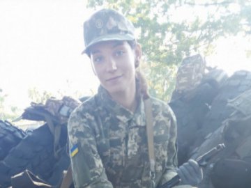 «Не розумію тих, хто ховається від армії», – 19-річна військова-медик, що служить в зоні ООС