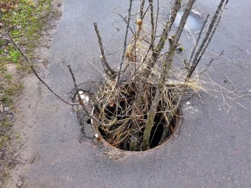 Біля школи в Нововолинську замість каналізаційних люків – провалля