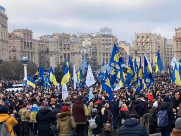 Десятки тисяч людей по всій країні, світове українство, всі патріотичні сили об'єдналися проти капітуляції, – Петро Порошенко