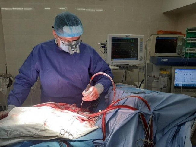 Луцькі лікарі провели операцію із повною зупинкою серця на 2 години. ФОТО 18+