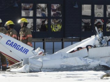 У Канаді літак «врізався» в дах торгового центру