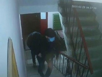 У Луцьку двоє чоловіків у медичних масках пограбували квартиру