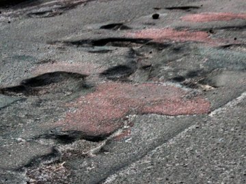 У Луцьку завдяки активістам усунули 10% дорожніх ям