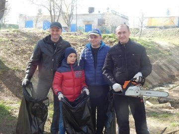 У Луцьку депутати, підприємці та школярі прибирали парк у мікрорайоні ЛПЗ. ФОТО