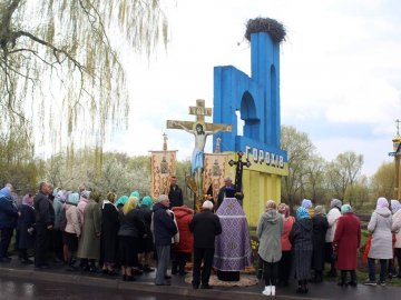 При в'їзді в Горохів прихильники Московського патріархату освятили придорожній хрест
