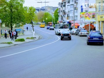 Нова дорожня розмітка в Луцьку змушує водіїв порушувати правила