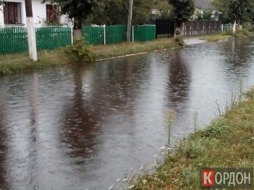 Захаращена каналізація: у волинському місті негода затопила вулицю. ФОТО