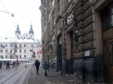 У центрі Львова обвалився фасад будинку