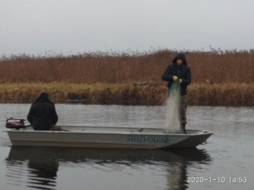 На березі річки затримали двох волинян, які ловили рибу сітками. ФОТО