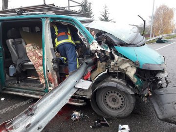 Аварія на Рівненщині: водія діставали рятувальники з понівеченого авто
