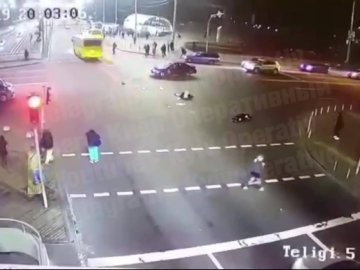 Збив трьох дівчат: у Києві влаштували самосуд над водієм маршрутки. ВІДЕО 18+