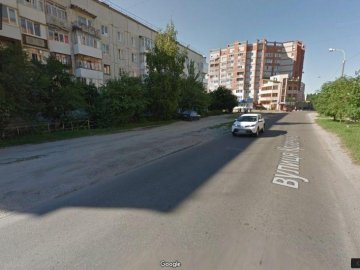 Вимагають нормальний тротуар на вулиці Кравчука у Луцьку . ФОТО