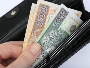 Польща виплачує солідні гроші на українських дітей: які умови отримання