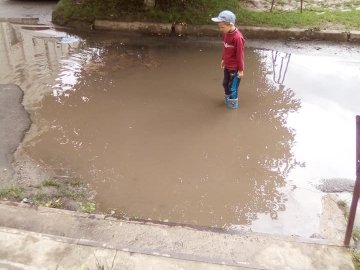 У луцькому дворі  після дощу утворилось «озеро». ФОТО