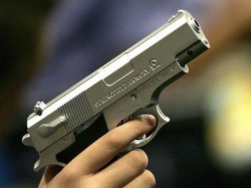 Студента ПТУ, який з пістолетом вимагав гроші у шестикласників на Волині, судили