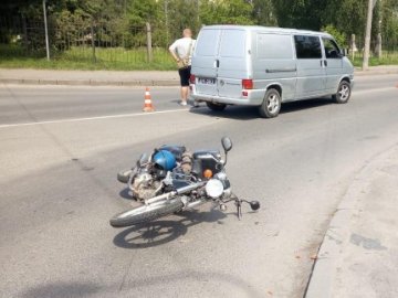 У Луцьку зіткнулися мікроавтобус та мотоцикл, є постраждалі